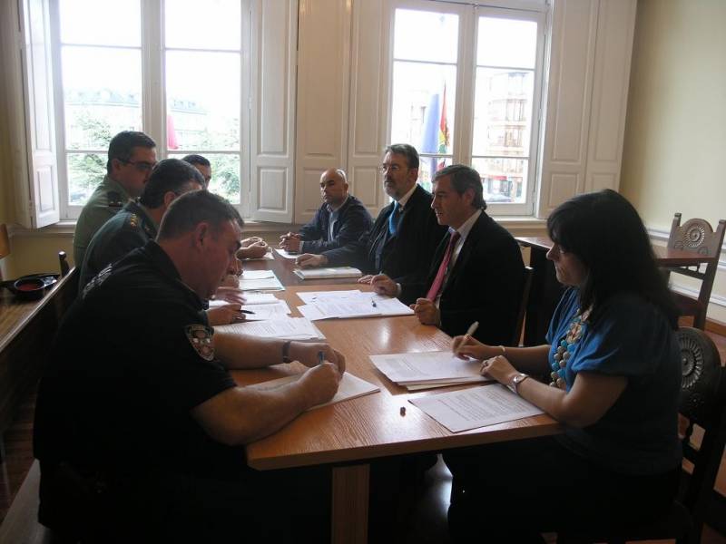 Un momento de la reunión de la Junta Local de Seguridad presidida por el delegado del Gobierno y el alcalde