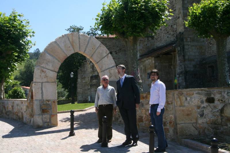 El delegado del Gobierno, con el alcalde y otro miembro de la Corporación en entorno de la Iglesia de San Juan