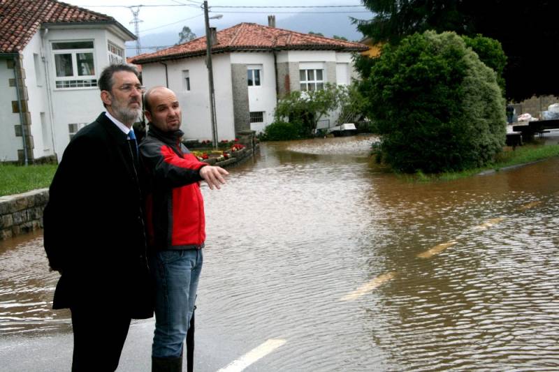 El delegado del Gobierno visita una de las zonas afectadas por las inundaciones en Cantabria