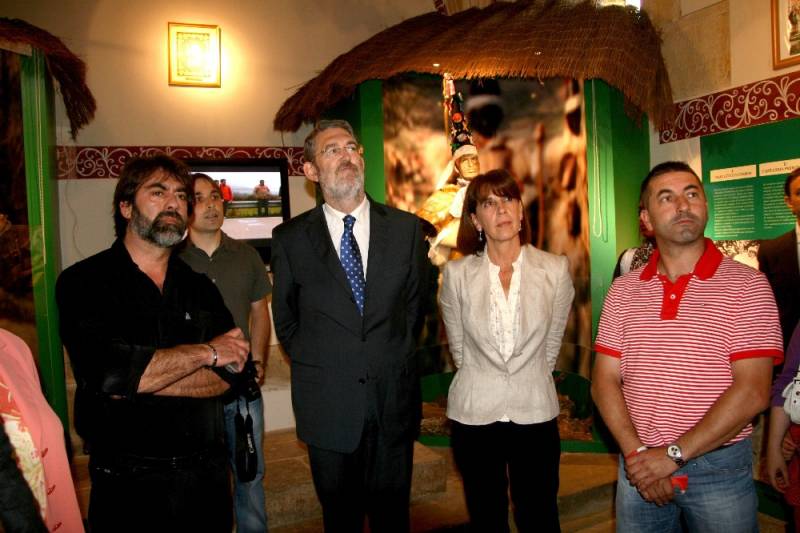 El delegado del Gobierno y la alcaldesa atienden las explicaciones en el interior de la Ermita, sede del Museo de La Vijanera que ha sido restaurado