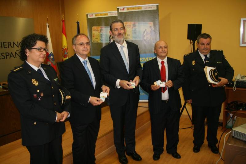 El delegado, acompañado de los altos cargos del Ministerio de Industria y Presidencia, la jefa Superior de Policía y el responsable policial de las oficinas del DNI en Cantabria
