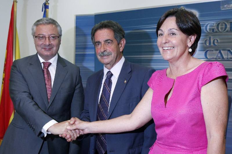 El ministro, el presidente y la vicepresidenta de Cantabria tras el acuerdo