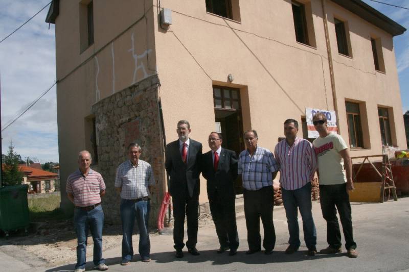 El delegado del Gobierno y el alcalde, junto con el resto de autoridades frente a las antiguas Escuelas de Caranceja, que se están rehabilitando
