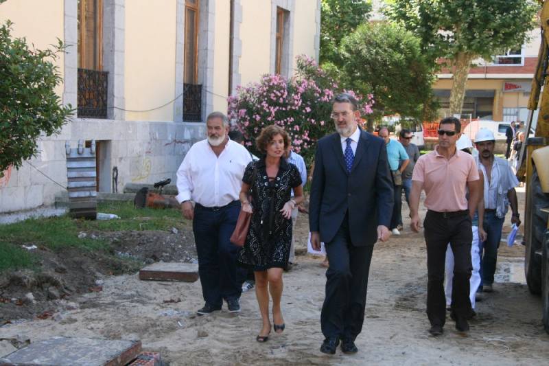 El delegado del Gobierno, la alcaldesa, concejales y técnicos durante su visita a las obras del parque del palacio Manzanedo