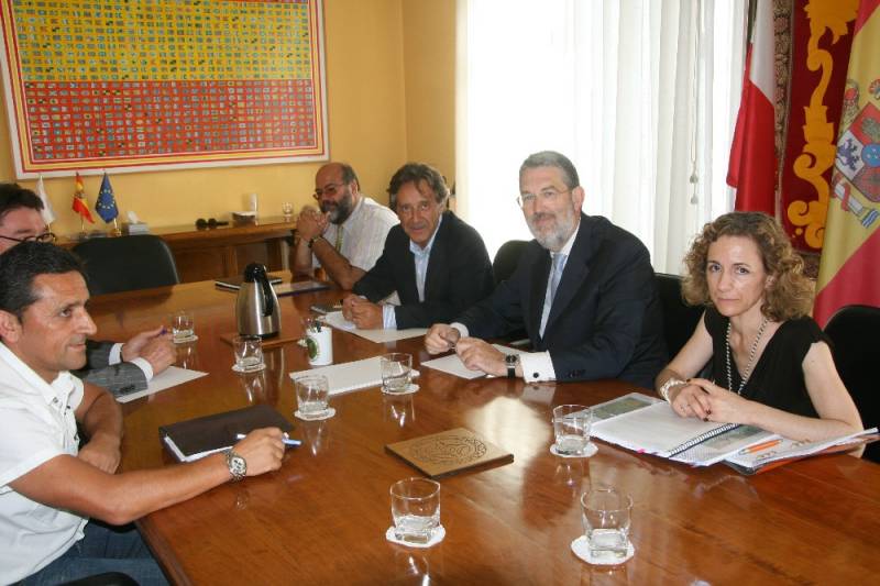 Un momento de la reunión presidida por el delegado del Gobierno, en la que participaron el presidente de Feve y la alcaldesa de Cabezón