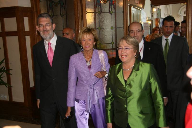 La expresidenta de Chile, acompañada del Vicepresidenta Primera, el delegado del Gobierno y el rector de la UIMP