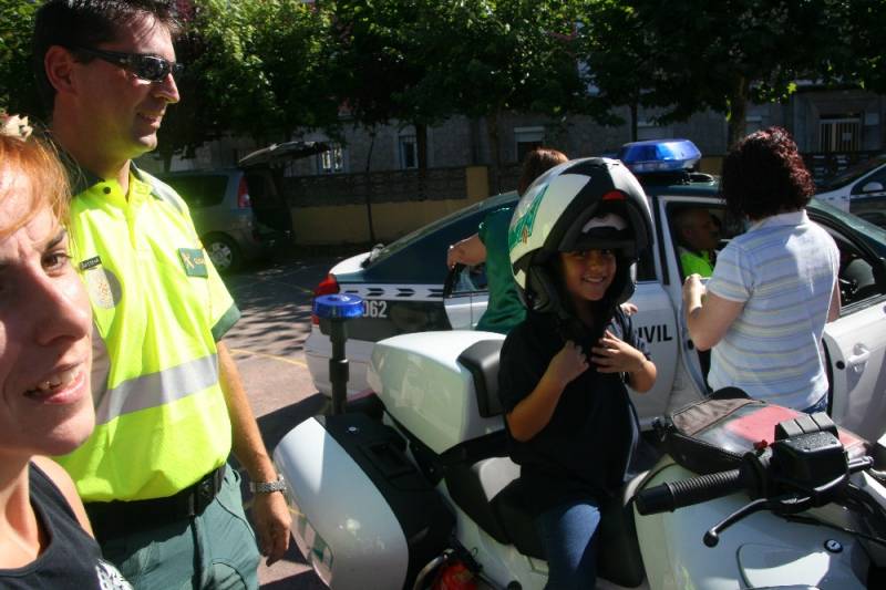 Un niño con el casco del motorista de la Guardia Civil de Tráfico en Santoña