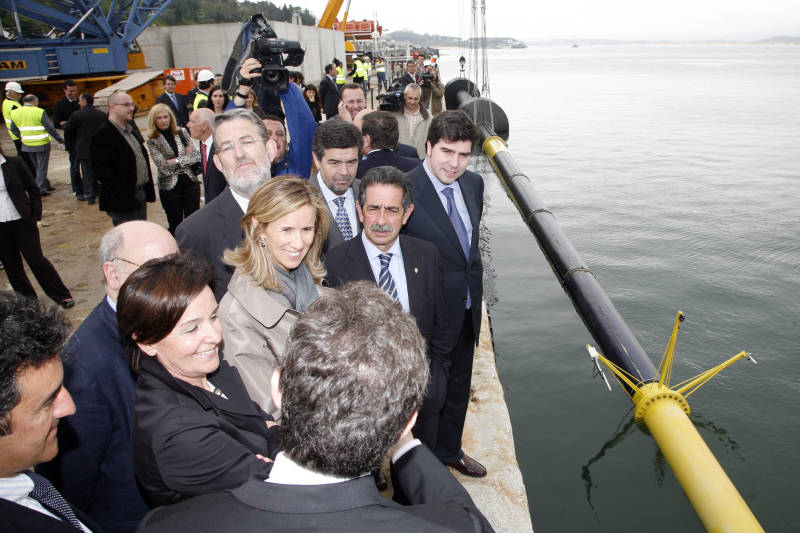 La ministra de Ciencia e Innovación con las primeras autoridades regionales y el delegado del Gobierno junto a la boya marina que se ha instalado frente a la costa de Cantabria