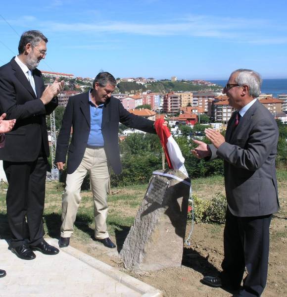 El alcalde descubre la placa conmorativa junto al delegado del Gobierno y el presidente del Parlamento