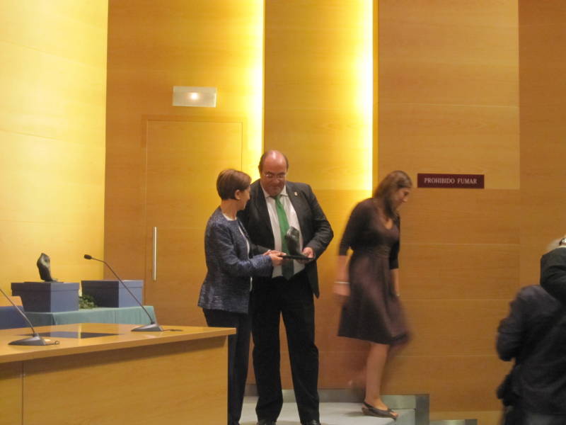 La ministra entrega el premio al presidente la Mancomunidad de municipios de Cantabria