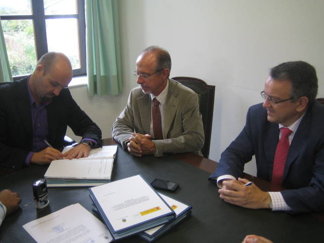 De izquierda a derecha, el alcalde de Mazcuerras, el presidente de la CHC y comisario de la CHC