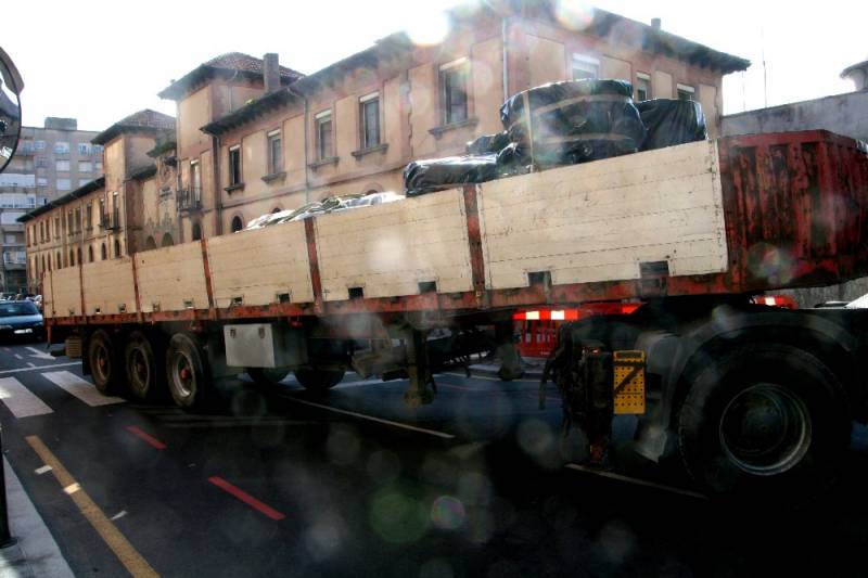 El camión con la carga de amianto abandona los aledaños de la Prisión provincial de Santander
