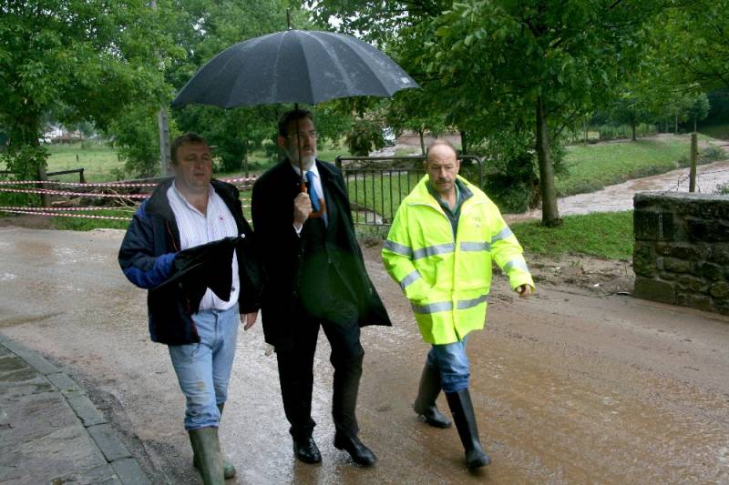 El delegado con el alcalde de Valdáliga y el presidente de la Junta vecinal en la zona de Treceño donde una mujer perdió la vida al inundarse su casa