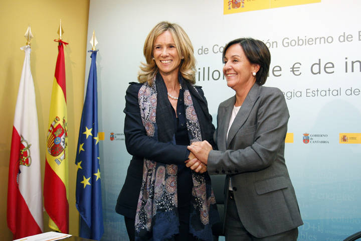La ministra y la vicepresidenta de Cantabria tras la firma del convenio