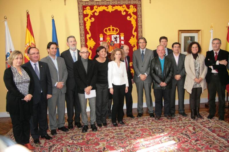 El ministro y resto de autoridades con los alcaldes firmantes del convenio