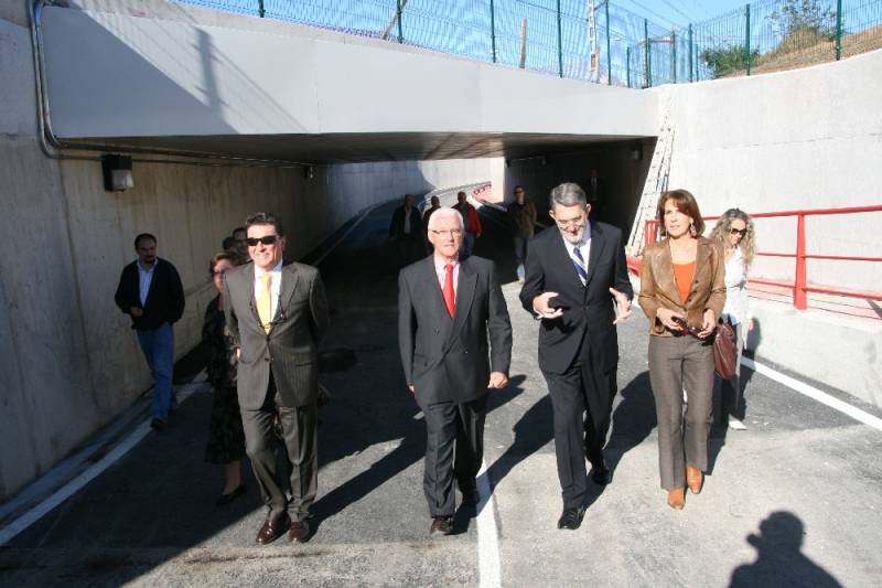 Paso inferior bajo las vías de Renfe en Igu;a que fue visitado por el delegado del Gobierno, el alcalde de Arenas, la alcaldesa de Molledo y el director del 'Área de Fomento