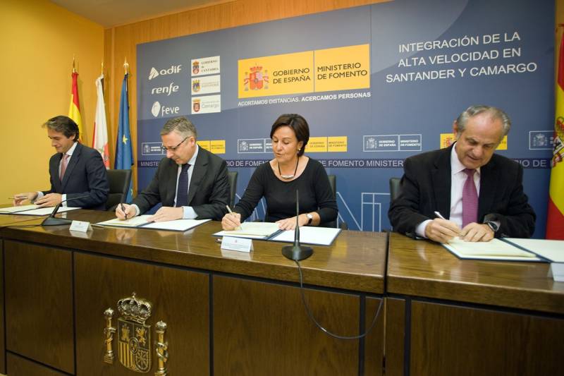 El ministro firma el documento junto con la vicepresidenta de Cantabria y los alcaldes de Santander y Camargo 