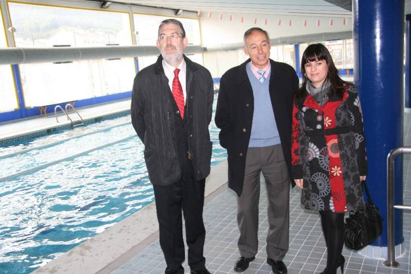 El delegado del Gobierno y el alcalde y una concejala durante su visita a la piscina climatizada de Vargas