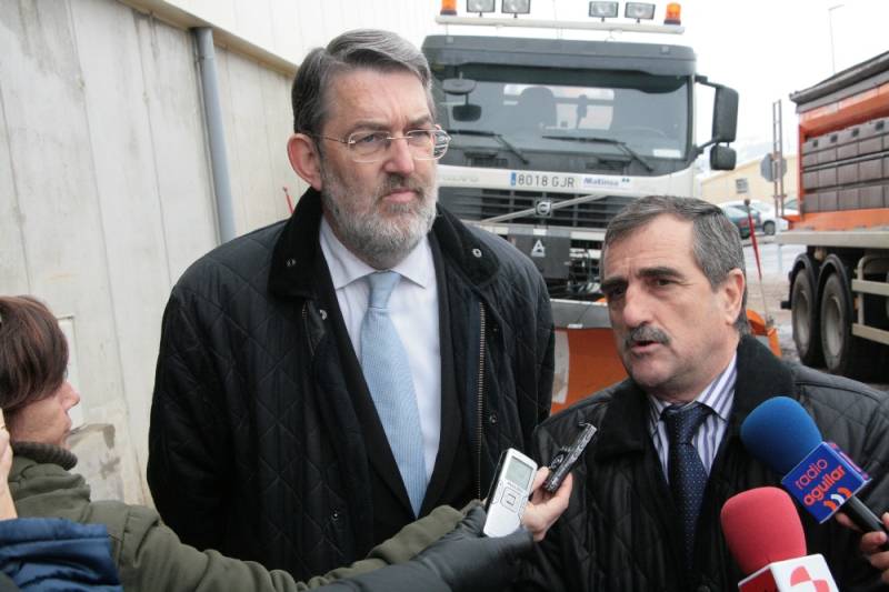 El delegado del Gobierno en Cantabria y el subdelegado de Palencia hacen declaraciones a los medios en Aguilar de Campoo 