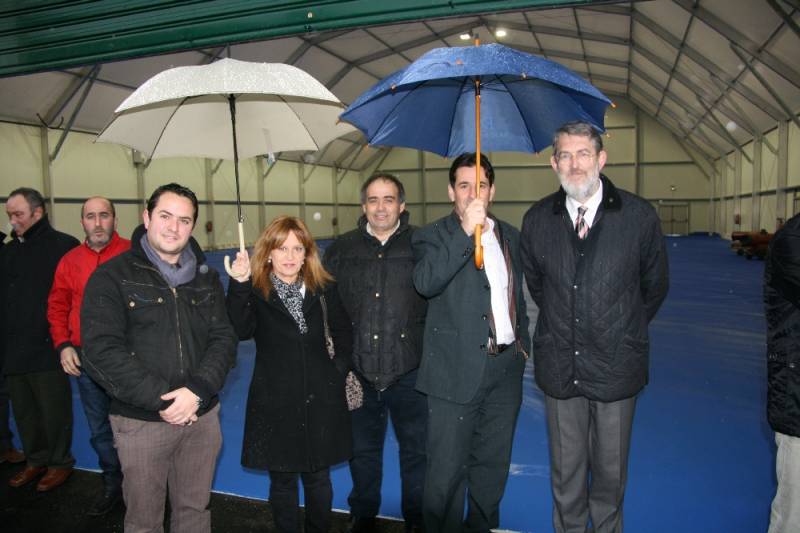 El delegado, el alcalde y otros miembros de la Corporación junto la cubierta construida en la pista polideportiva de La Robleda