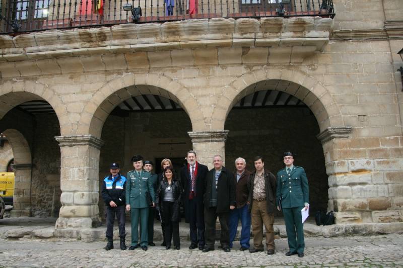El delegado del Gobierno y el alcalde junto con el resto de integrantes de la Junta de Local de Segurtidad de Santillana del Mar