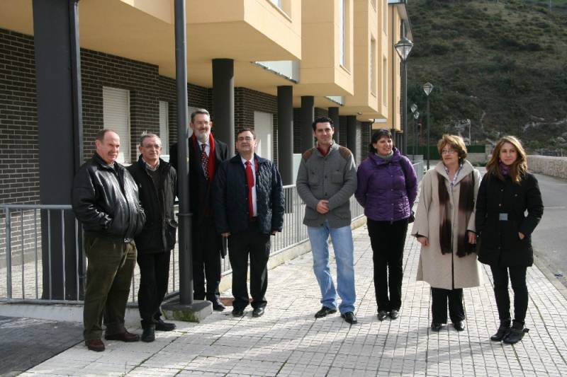 El delegado del Gobierno y el alcalde, con otros mimebros de la Corporación, junto al alumbrado 