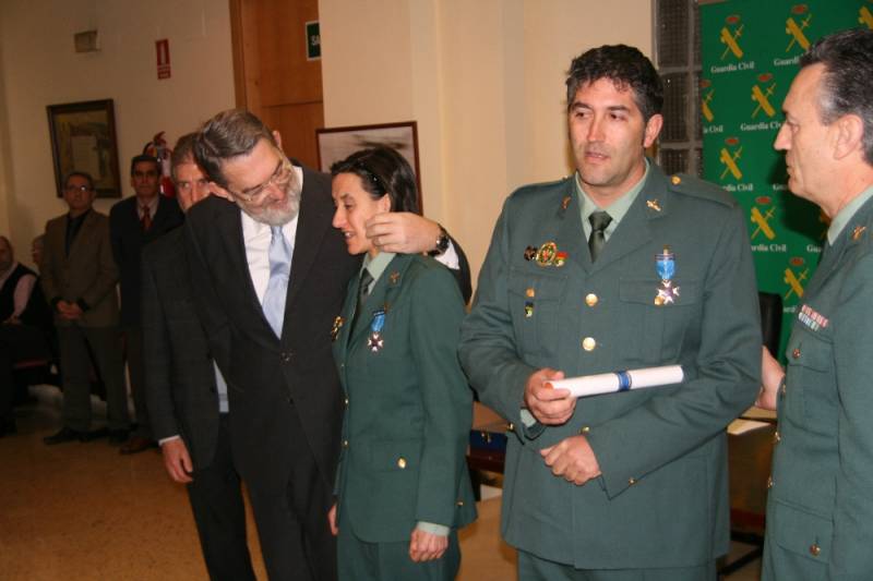 El delegado del Gobierno, el coronel jefe de la Guardia Civil en Cantabria (derecha), el jefe provincial de Tráfico (izquierda) y los dos agentes que han recibido las medallas al mérito de la Seguridad Vial en el centro