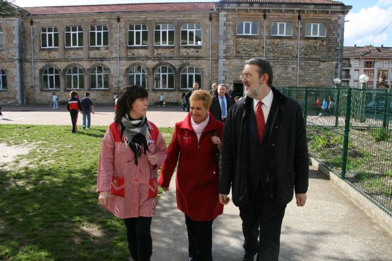 El delegado del Gobierno, la alcaldesa y una de las profesoras del Colegio Público de Ampuero que han visitado hoy