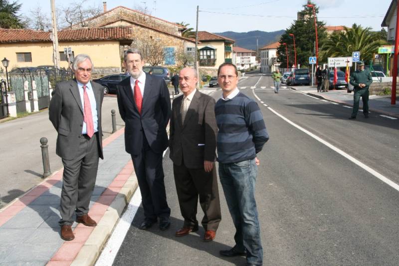 El delegado del Gobierno y el alcalde, acompañados del jefe de la Demarcación de Carreteras, izquierda, y otro miembro de la Corporación