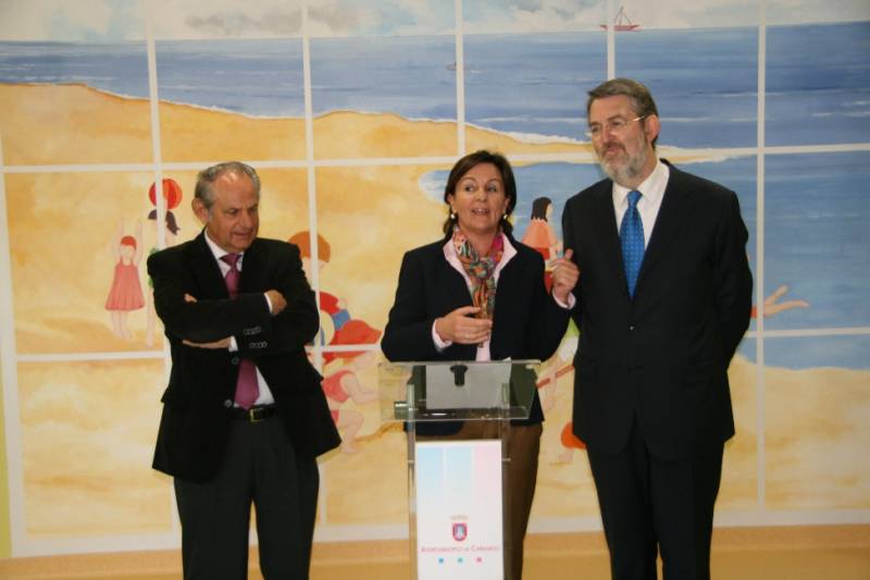 De izquierda a derecha, el alcalde, la vicepresidenta y el delegado del Gobierno