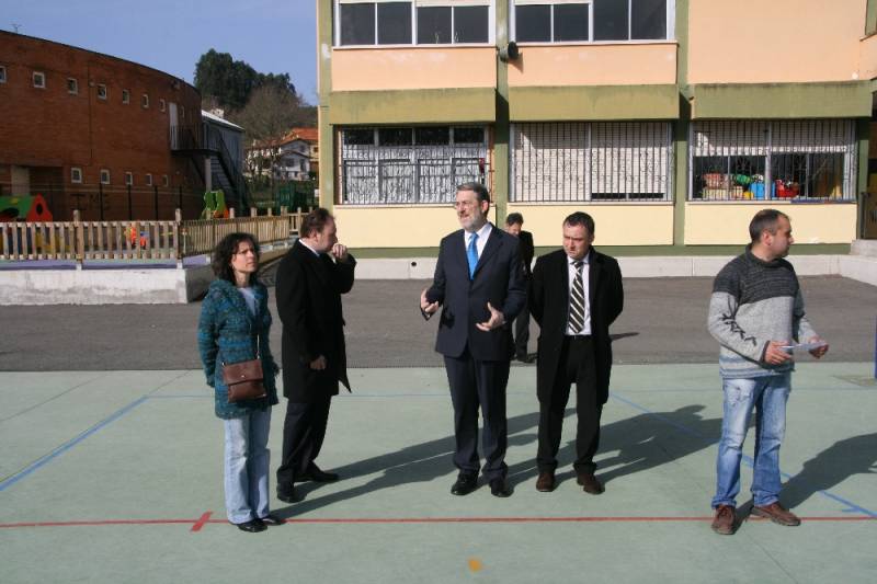 El delegado del Gobierno, el alcalde y otros miembros de la Corporación en el patio del Colegio de Liérganes, reparado con fondos del Plan E