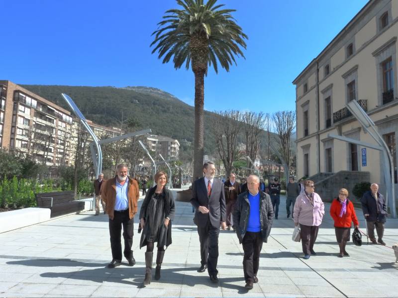 La alcaldesa y el delegado del Gobierno pasean por el parque de Manzanedo
