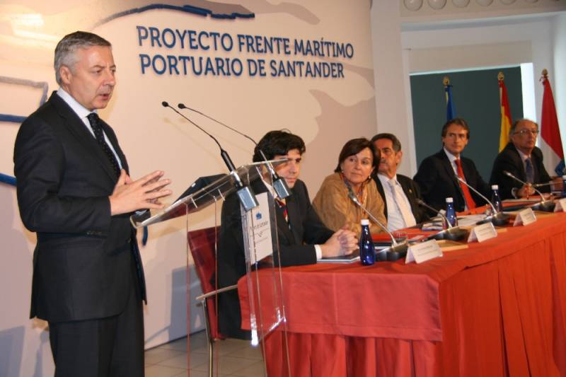 José Blanco en un momento de su intervención tras la firma del convenio