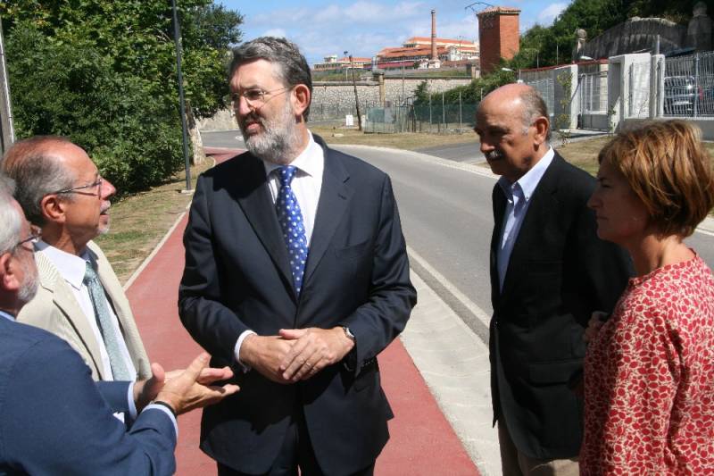 El delegado del Gobierno, la alcaldesa de Santoña y otras autoridades en una visita a las obras del saneamiento