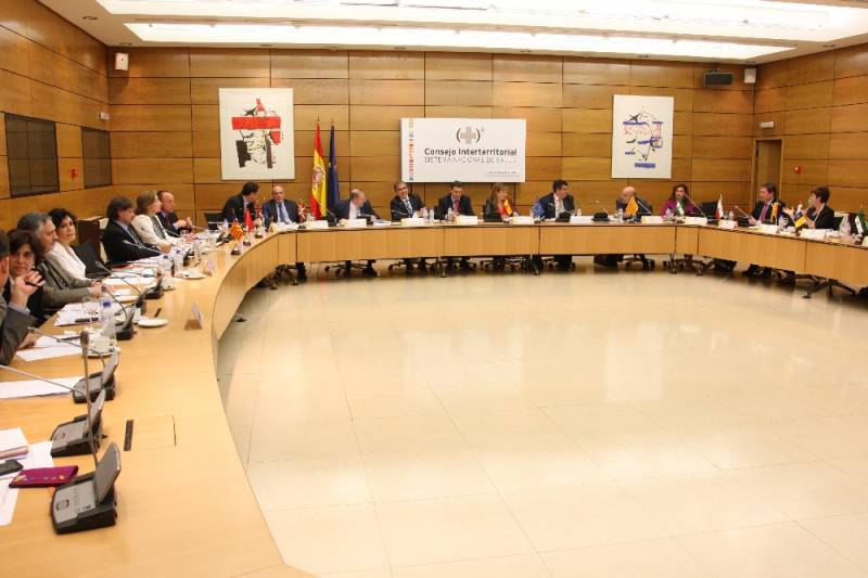 Reunión del Consejo Interterritorial con presencia del consejero de Cantabria (a la derecha de la foto)