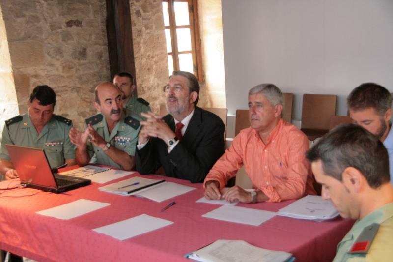 el teniente coronel, Juan Airas, segundo por la izquierda, explica los datos de una pantalla al delegado del Gobierno y al alcalde.