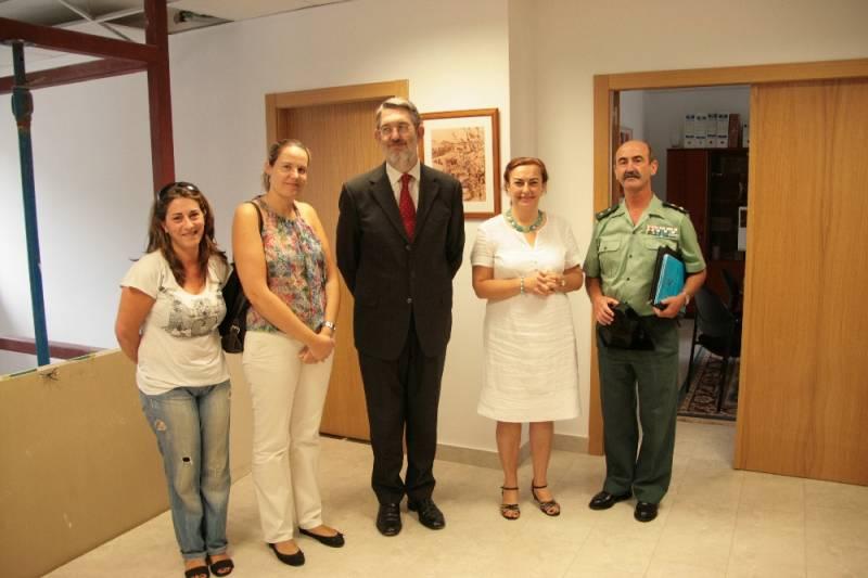 El delegado del Gobierno y la alcaldesa en el centro, acompañados del teniente coronel Juan Airas y dos concejalas que participaron en la Junta Local.