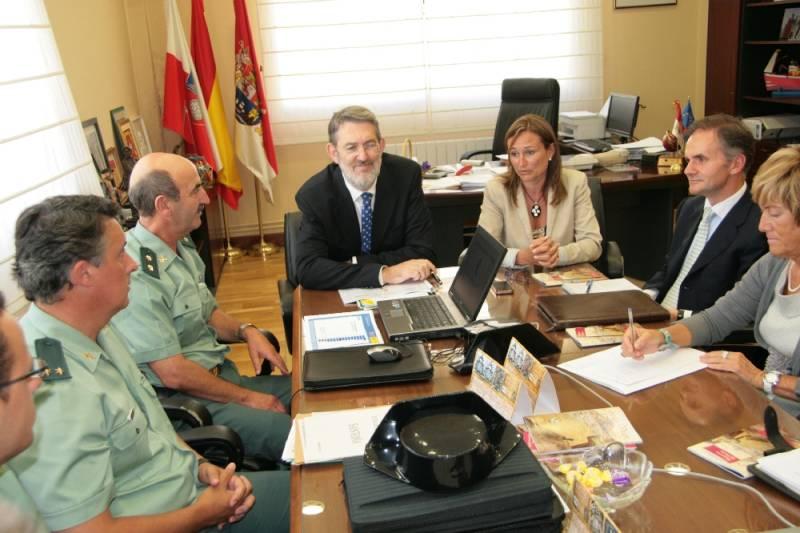 El delegado del Gobierno y la alcaldesa de Santoña, en el centro, a la derecha el director general de Justicia, y a la izquierda el teniente coronel de la Guardia Civil de Cantabria