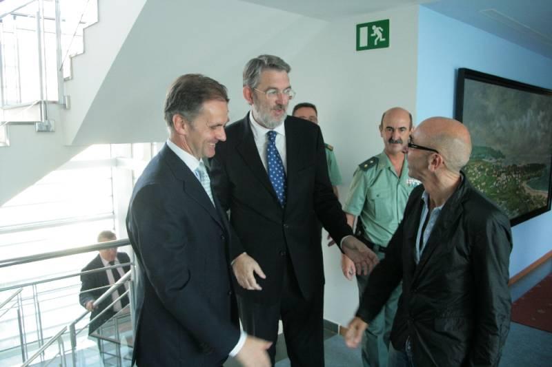El delegado del Gobierno, acompañado del alcalde de Noja, el director general de Justicia, y detrás el teniente coronel de la Guardia Civil
