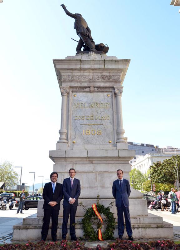 El Delegado del Gobierno junto con los alcaldes de Santander y Camargo ante el monumento a Pedro Velarde