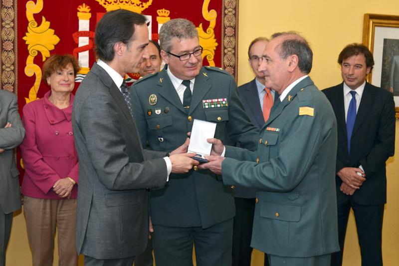 El Delegado del Gobierno, Samuel Ruíz, hace entrega de la distinción concedida al Sargento Primero del GREIM de Potes 