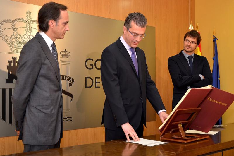 José Miguel Tolosa, presta juramento en presencia del Delegado del Gobierno, Samuel Ruíz