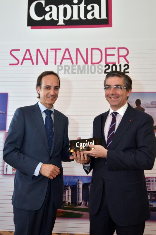 Samuel Ruíz, hace entrega de la distinción concedida al concejal de Infraestructuras y primer Teniente de Alcalde del Ayuntamiento de Santander, César Díaz Maza.