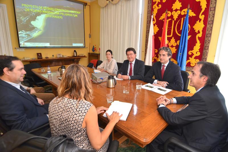 El delegado del Gobierno en Cantabria, Samuel Ruiz, y el alcalde de Santander, Íñigo de la Serna, acordaron impulsar el proyecto para la estabilización de las playas de la Magdalena-Peligros