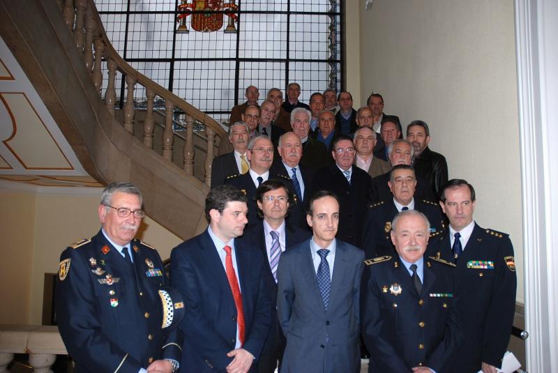 Los funcionarios policiales distinguidos por su jubilación posan junto con el Delegado del Gobierno en Cantabria