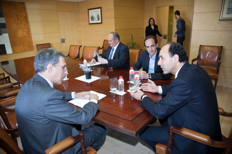 El delegado del Gobierno con el presidente de la Confederación Hidrográfica del Cantabrico y el presidente de Cantabria