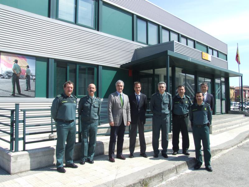 El Delegado del Gobierno, Samuel Ruíz junto a los responsables del Servicio Marítimo de la Guardia Civil