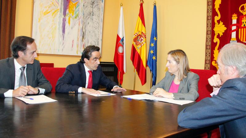 La ministra de Fomento con el delegado del Gobierno en Cantabria y el alcalde de Torrelavega