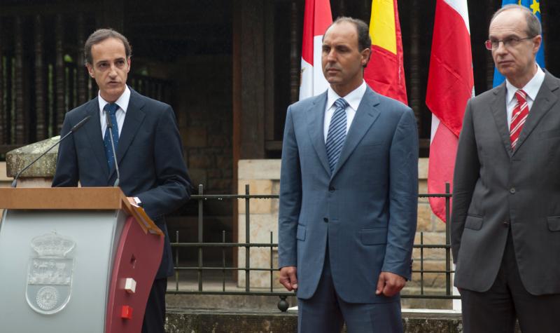 El delegado del Gobierno junto al presidente de Cantabria y el presidente del Parlamento
