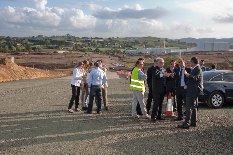 El delegado y el presidente durante la visita a las obras del enlace junto a técnicos de la Delegación del Gobierno en Cantabria
